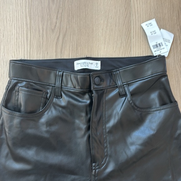 NWT Abercrombie and Fitch Ultra High Rise 90s Straight Vegan Leather Pants - Picture 10 of 14